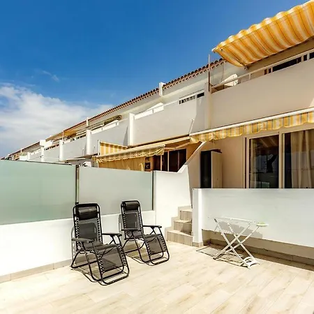 Apartment Island Pool Escape *